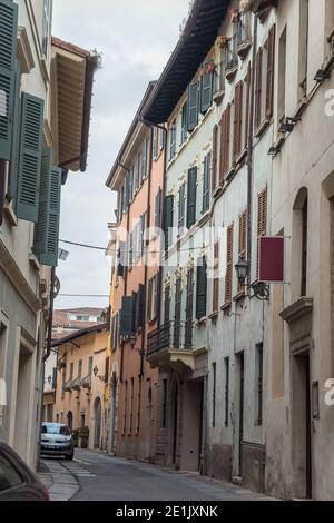 Bel vicolo stretto con molte finestre nella città di Brescia Foto Stock