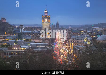 Vista classica da Calton Hill con Princes Street e la Balmoral Clock Tower di Edimburgo, Scozia. Foto Stock
