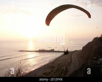 Parapendio in volo da LarcoMar centro commerciale a Miraflores, Lima, Perù Foto Stock