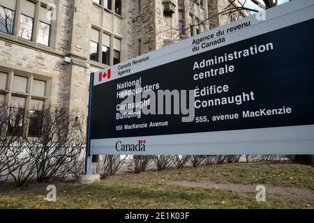 Ottawa, Ontario, Canada - 18 novembre 2020: Un cartello per la sede nazionale della Canada Revenue Agency (CRA) fuori dal Connaught Building in Foto Stock