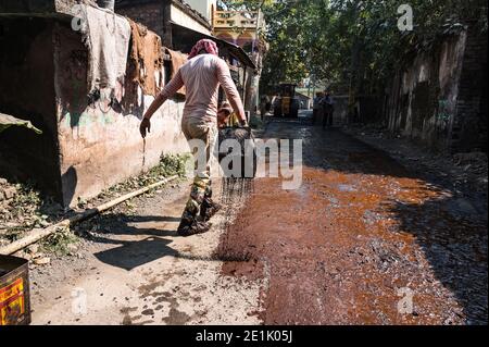 Pradhan Mantri Gram Sadak Yojana (PMGSY) è stato lanciato dal governo indiano per fornire connettività a abitazioni non connesse come parte di una strategia di riduzione della povertà; una strada è stata costruita a Tehatta in base a questo schema. Questa strada si è rotta a causa di una mancanza di manutenzione. I residenti avevano a lungo chiesto che la strada fosse riparata prima delle elezioni dell'Assemblea legislativa del Bengala Occidentale del 2021. Tehatta, Nadia, Bengala Occidentale; India. Foto Stock