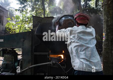 Pradhan Mantri Gram Sadak Yojana (PMGSY) è stato lanciato dal governo indiano per fornire connettività a abitazioni non connesse come parte di una strategia di riduzione della povertà; una strada è stata costruita a Tehatta in base a questo schema. Questa strada si è rotta a causa di una mancanza di manutenzione. I residenti avevano a lungo chiesto che la strada fosse riparata prima delle elezioni dell'Assemblea legislativa del Bengala Occidentale del 2021. Tehatta, Nadia, Bengala Occidentale; India. Foto Stock