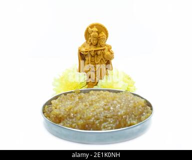 Concetto Pongal: Dio è adorato con cibo Pongal dolce durante la tradizione Foto Stock