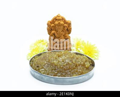 Festa di Pongal data preghiera del dio indù Ganesha con Fiori e Pongal dolce Foto Stock