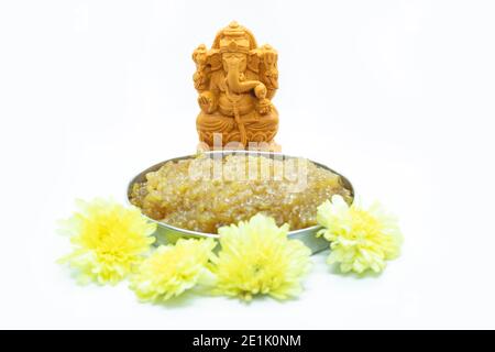 Festa di Pongal data preghiera del dio indù Ganesha con Fiori e Pongal dolce Foto Stock
