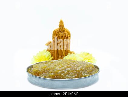Concetto Pongal: Dio è adorato con cibo Pongal dolce durante la tradizione Foto Stock