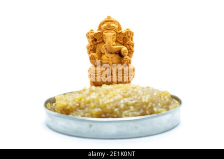 Pongal dolce con il dio indù Ganesha su un bianco sfondi Foto Stock