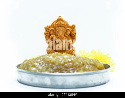 Sweet Pongal è una ciotola e Dio indù Ganesha e fiore di colore giallo su sfondo bianco, Foto Stock