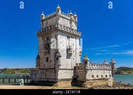 Vista sulla torre di Belem sulla riva del fiume Tejo a Lisbona, Portogallo. La Torre Belem (Torre de Belem), Lisbona, Portogallo. Ai margini del Tejo Foto Stock