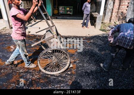 Pradhan Mantri Gram Sadak Yojana (PMGSY) è stato lanciato dal governo indiano per fornire connettività a abitazioni non connesse come parte di una strategia di riduzione della povertà; una strada è stata costruita a Tehatta in base a questo schema. Questa strada si è rotta a causa di una mancanza di manutenzione. I residenti avevano a lungo chiesto che la strada fosse riparata prima delle elezioni dell'Assemblea legislativa del Bengala Occidentale del 2021. Tehatta, Nadia, Bengala Occidentale; India. Foto Stock