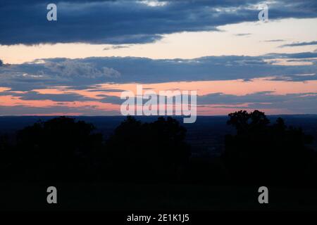 Gli ultimi raggi del sole che tramonta su Faringdon, visti da Folly Hill, Oxfordshire, Inghilterra, Foto Stock