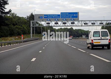 Segnale del gantry M27, dall'altra parte dell'autostrada, che indica lo spegnimento dell'unità M3 Foto Stock