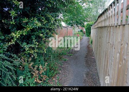 Vicolo tra due case in una città inglese Foto Stock