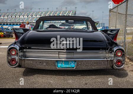 Daytona Beach, FL - 29 novembre 2020: 1960 Cadillac Series 62 convertibile ad una mostra di auto locale. Foto Stock