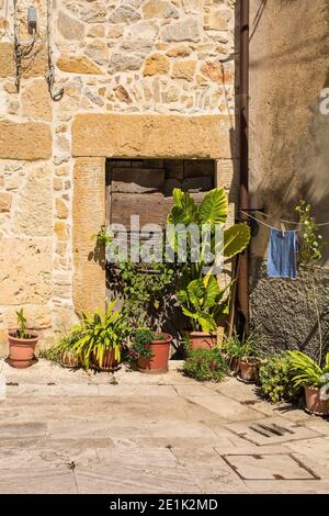 Una porta in disuso in un edificio residenziale nello storico borgo medievale di Poggio Capanne nei pressi di Manciano, in provincia di Grosseto, in Toscana Foto Stock