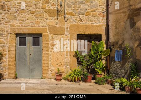 Porte in un edificio residenziale nello storico borgo medievale di Poggio Capanne nei pressi di Manciano, in provincia di Grosseto in Toscana Foto Stock