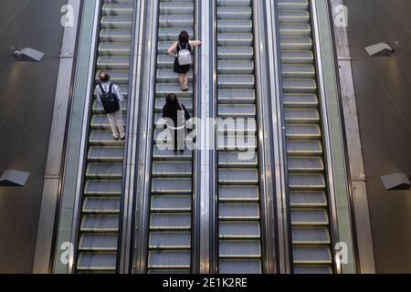 Santiago, Metropolitana, Cile. 7 gennaio 2021. Persone che saliscono le scale mobili della metropolitana di Santiago. Credit: Matias Basualdo/ZUMA Wire/Alamy Live News Foto Stock