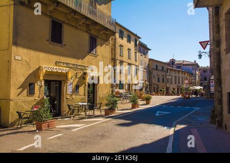 Santa Fiora, Italia - 5 settembre 2020. Edifici in Via Roma, con Piazza Garibaldi sullo sfondo, nello storico borgo medievale di Santa FiO Foto Stock