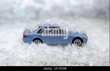 MODEL CAR IN ICY CONDITIONS RE WINTER MOTORING WEATHER ICE ETC UK Foto Stock