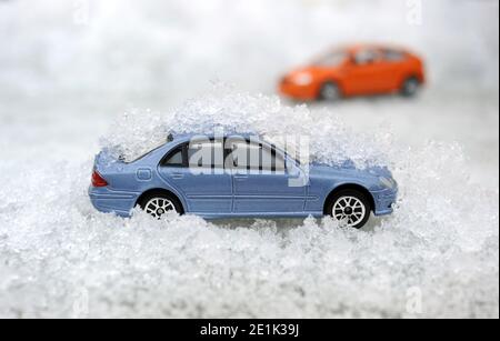 MODELLO AUTO IN CONDIZIONI DI GHIACCIO RE INVERNO IN AUTO TEMPO GHIACCIO ETC REGNO UNITO Foto Stock