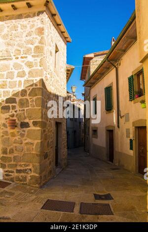 Una strada nello storico borgo medievale di Santa Fiora nella provincia di Grosseto, Toscana, Italia Foto Stock