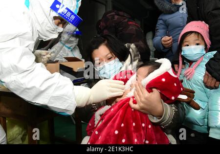 Shijiazhuang, Cina. 06 gennaio 2021. Tutti i cittadini della città di Shijiazhuagn devono sostenere il test degli acidi nucleici per fermare la diffusione del COVID-19 a Shijiazhuang, Hebei, Cina, il 6 gennaio 2021. (Photo by Top Photo/Sipa USA) Credit: Sipa USA/Alamy Live News Foto Stock