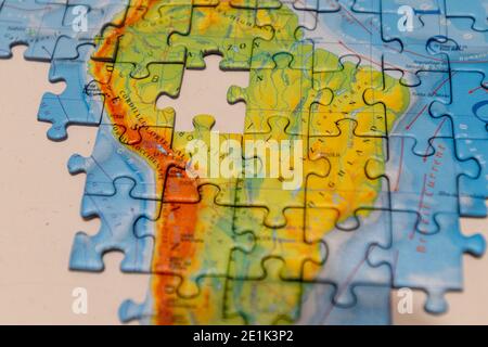 Puzzle della mappa del Sud America. Sfondo turistico Foto Stock