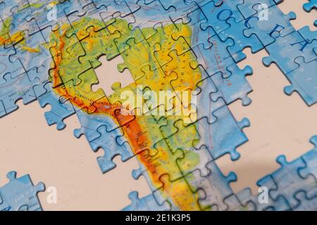 Puzzle della mappa del Sud America. Sfondo turistico Foto Stock