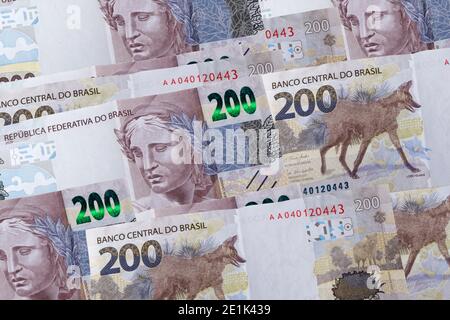 Bolletta di denaro brasiliana. Molte duecento bollette. Vista dall'alto. Foto Stock