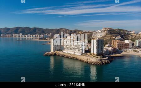 Punto di vista del drone aereo Cullera durante la soleggiata giornata invernale. Località turistica famosa. Provincia di Alicante, Costa Blanca, Spagna Foto Stock