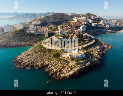 Punto di vista del drone aereo Cullera durante la soleggiata giornata invernale. Località turistica famosa. Provincia di Alicante, Costa Blanca, Spagna Foto Stock