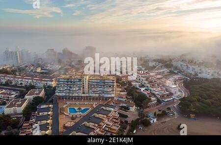 Punto di vista aereo del drone la Manga del Mar Menor paesaggio urbano e Mar Mediterraneo durante l'alba, cielo nuvoloso nebby, paesaggio pittoresco. Viaggi, beaut Foto Stock