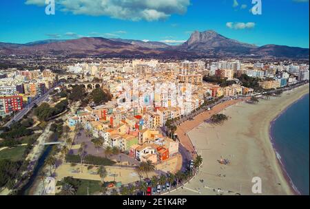 Punto aereo drone vista panoramica costa e la Vila Joiosa Villajoyosa villaggio turistico paesaggio urbano vista dall'alto, spiaggia di sabbia e mare mediterraneo Foto Stock