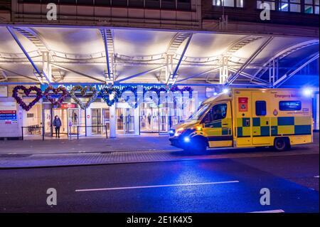 Londra, Regno Unito. 7 gennaio 2021. Un'ambulanza di emergenza si spegne poco prima delle 8 - Chelsea e Westminster Hospital è tranquillo in quanto il personale è molto occupato con la pandemia, Ma alcuni sostenitori difficili si sono ritrovati in una notte gelida: Clap per gli eroi ritorna come un rinnovato gesto di ringraziamento all'NHS e ai lavoratori di prima linea. È la prima settimana di chiusura nazionale 3. Questo sostituisce le restrizioni di livello 4 e le istruzioni del governo sono per tutti di rimanere a casa per salvare la pressione sul NHS. Credit: Guy Bell/Alamy Live News Foto Stock