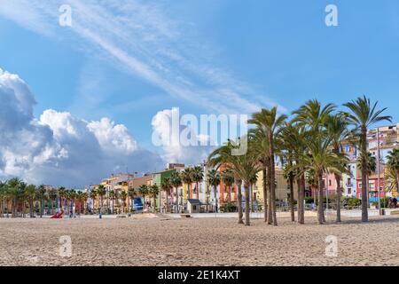 Spiaggia di sabbia di la Vila Joiosa Villajoyosa durante il sole giorno del cielo nuvoloso invernale. Luogo turistico popolare, destinazioni di viaggio e concetto turistico. Foto Stock