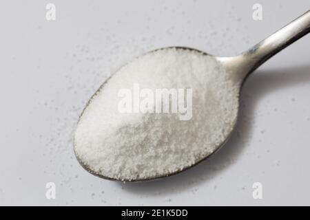 Vista ravvicinata di un cucchiaio di sale Foto Stock