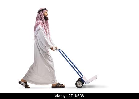 Foto di un uomo arabo saudita che spinge a tutta lunghezza un carrello a mano vuoto isolato su sfondo bianco Foto Stock