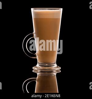 bevanda a base di caffè latte in vetro alto con manico Foto Stock