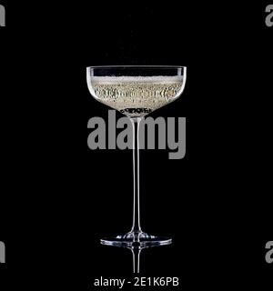 Champagne o Prosecco in coupé di champagne a gambo alto su nero sfondo Foto Stock
