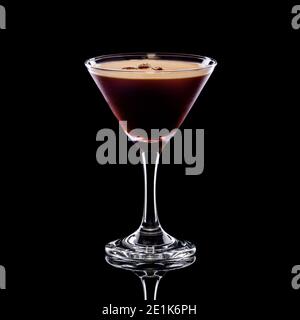Espresso Martini in bicchiere da cocktail su sfondo nero Foto Stock