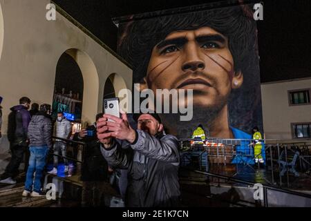 Inaugurazione del murale creato dal napoletano Jorit Agoch nel quartiere, in provincia di Napoli, raffigurante il volto di Diego Armando Maradona, morto il 25 novembre 2020, Dique Luj‡n, Argentina, il murale è stato finanziato da una collezione popolare tra i cittadini della città. Foto Stock