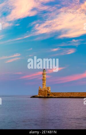 Porto veneziano e il faro nel porto vecchio di Chania all'alba, Creta, Grecia. Il vecchio faro veneziano di Chania, Grecia. Faro della vecchia V Foto Stock