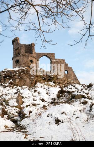 Mow Cop castello, la follia di un castello in rovina nella neve durante l'inverno, in piedi sul sentiero di pietra arenaria e South Cheshire percorso sentieri a lunga distanza Foto Stock