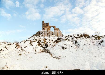 Mow Cop castello, la follia di un castello in rovina nella neve durante l'inverno, in piedi sul sentiero di pietra arenaria e South Cheshire percorso sentieri a lunga distanza Foto Stock