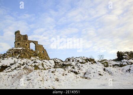 Mow Cop castello, la follia di un castello in rovina nella neve durante l'inverno, in piedi sul sentiero di pietra arenaria e South Cheshire percorso sentieri a lunga distanza Foto Stock