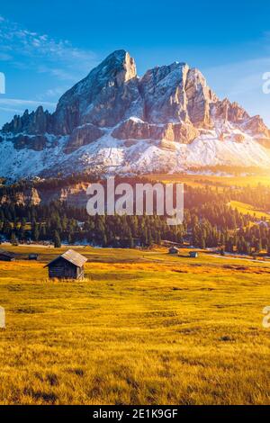 Splendida vista del Sass de Putia mountain dal Passo delle Erbe nelle Dolomiti, Italia. Vista del Sass de Putia (Sass de Putia) al Passo delle Erbe, con woode Foto Stock