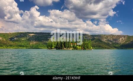 Isola di Visovac monastero nel parco nazionale di Krka, Dalmazia, Croazia. Visovac monastero cristiano sull isola nel Parco Nazionale di Krka, Croazia. Foto Stock