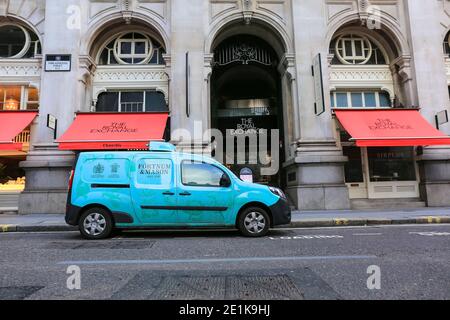 Londra, Regno Unito. 24 Dec 2020. Fortnum & Mason van di fronte al Royal Exchange. Credito: Waldemar Sikora Foto Stock