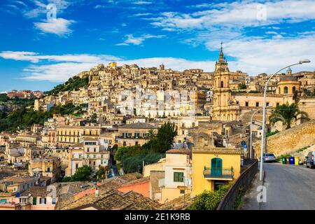 Vista di Modica, Sicilia, Italia. Modica (Provincia di Ragusa), vista sulla città barocca. Sicilia, Italia. Antica città Modica dall'alto, Sicilia, Italia Foto Stock