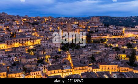 Vista di Modica, Sicilia, Italia. Modica (Provincia di Ragusa), vista sulla città barocca. Sicilia, Italia. Antica città Modica dall'alto, Sicilia, Italia Foto Stock